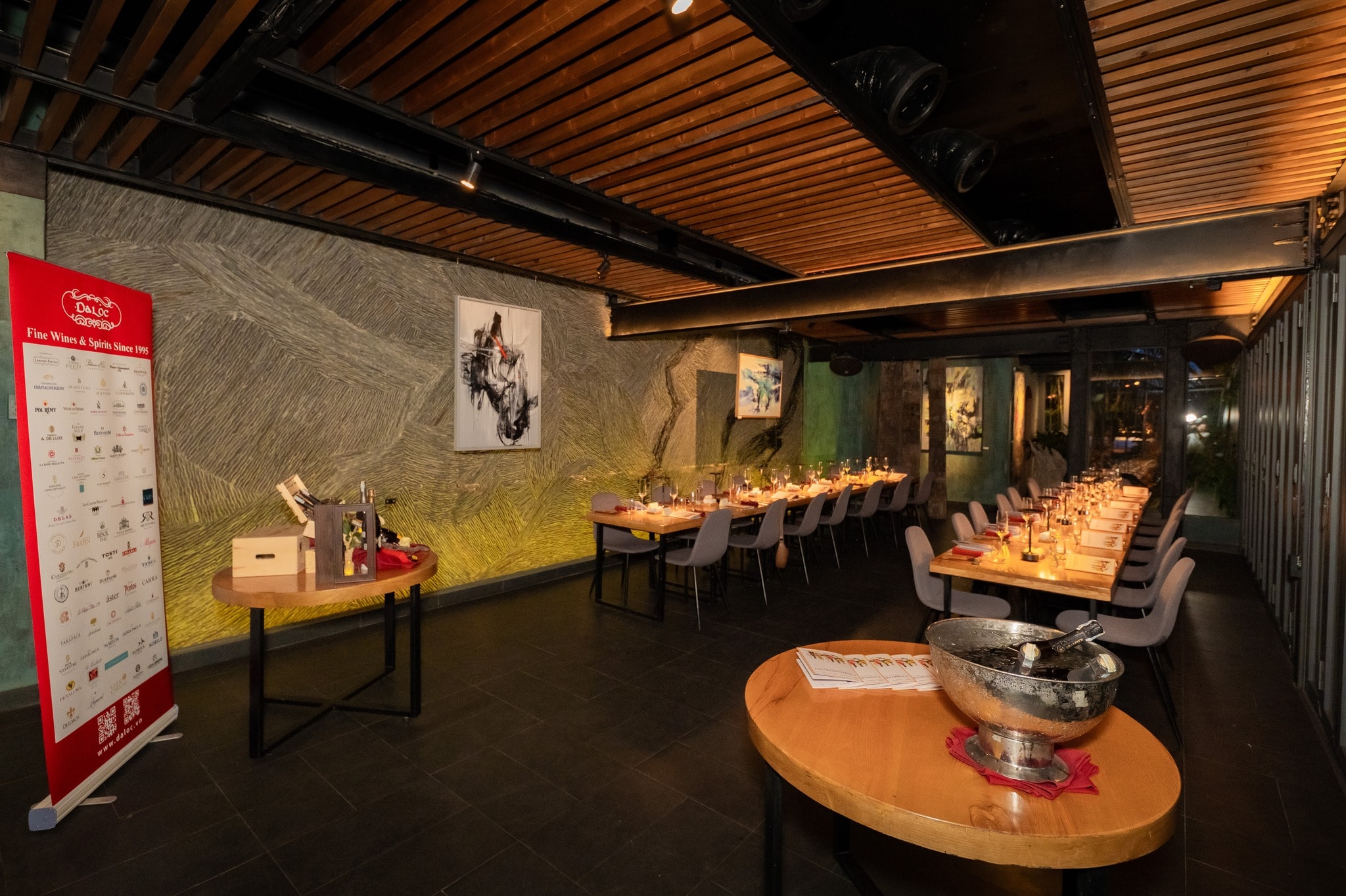 Si Dining offers a warm and intimate indoor atmosphere